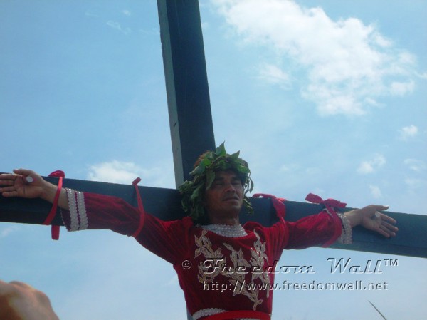 man-being-crucified-in-san-pedro-cutud-2012