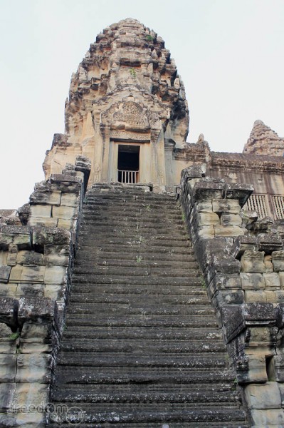 Another Angkor Wat tower that forms the quincunx