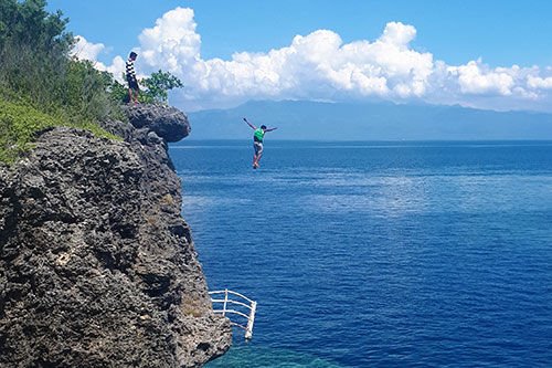 Cliff jumping at Pescador Island
