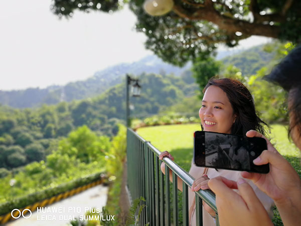 Capture smiles with Huawei P10. Model: Mimi Gonzales