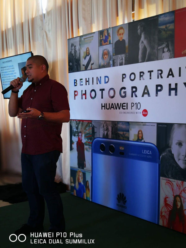 Veejay Villafranca speaking at Huawei Behind Portrait Photography Workshop
