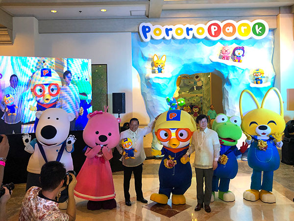 Pororo and friends pose with Justin Uy, JPark Chairman and Choi Jong-il, Iconix Entertainment CEO