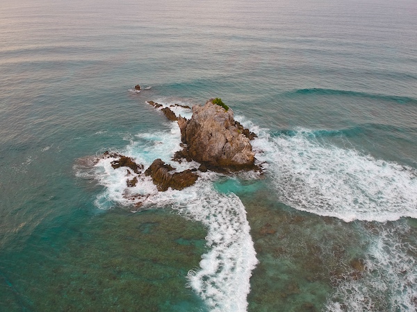 A rock island that floats next to Dimakyat Island