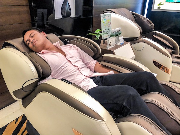 Trying the Smart Vogue Plus Urban Matrix Massage Chair. I almost fell a sleep.